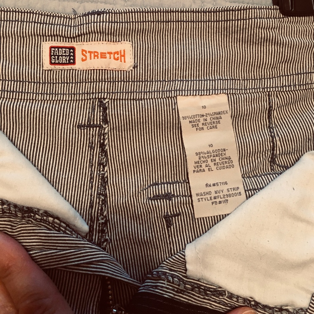 Pinstripe stretch shorts - Picture 5 of 6